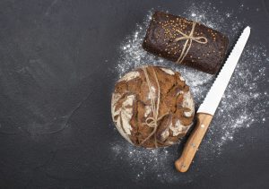 Хлеб и нож на черном фоне